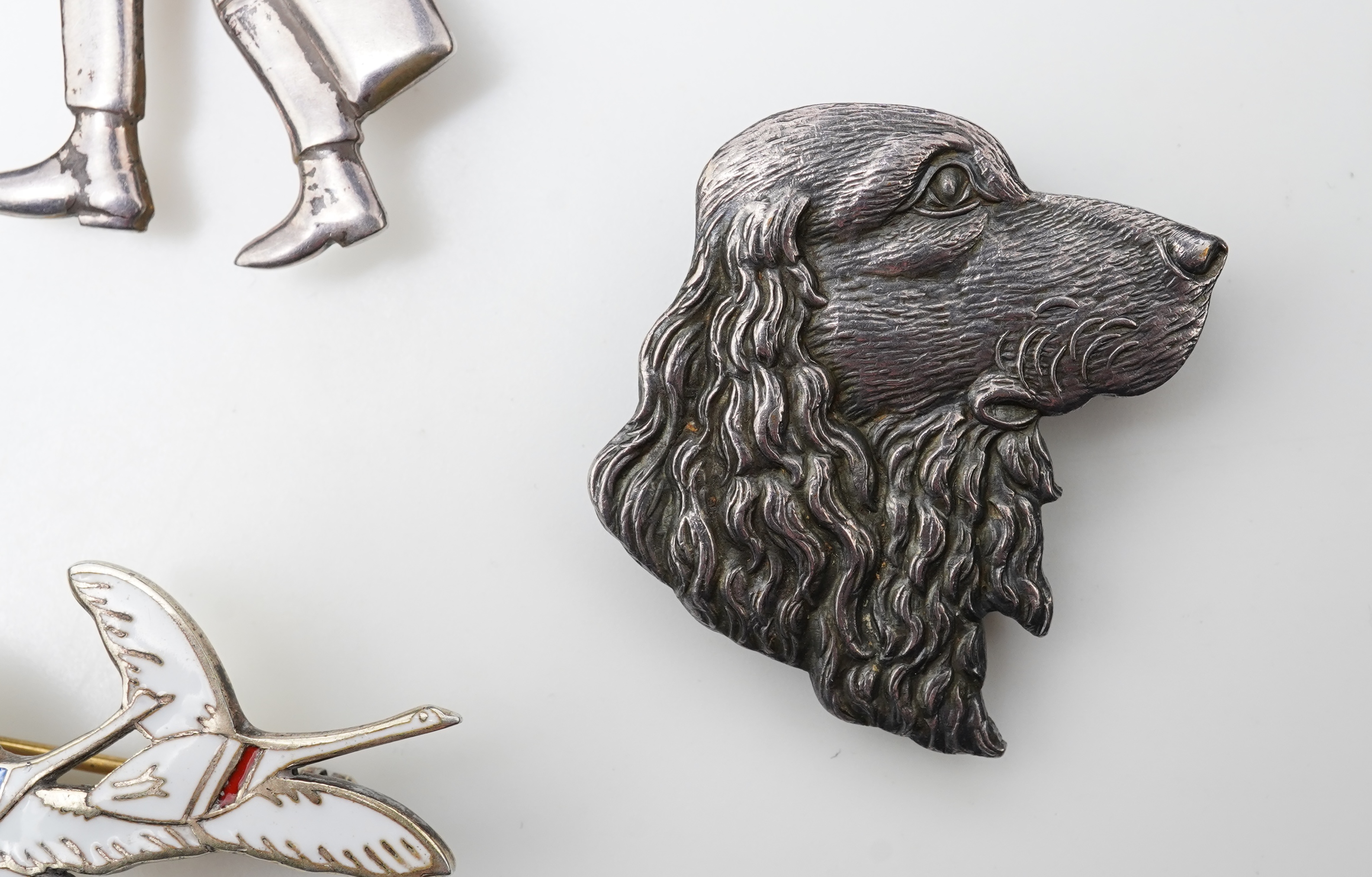 A collection of novelty jewels